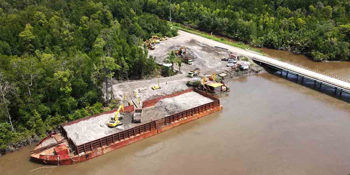 PT Freeport Indonesia mengirimkan agregat pasir tailing tahap kedua ke Kabupaten Merauke, Rabu (27/1/2020). Foto: Corpcomm PT Freeport Indonesia